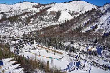 Almaty, Kazakistan - 11.07.2025: Medeo Alp buz pateni pisti. Kayak, kayak ve kızak için dağlık arazi.