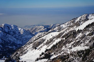 Medeo. Farklı bitki örtüleri ve köknar ağaçları olan bir dağ geçidi. İlk kar.