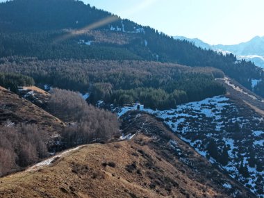Ile-Alatau Ulusal Doğa Parkı. Tien Shan Dağları, farklı bitki örtüsüne sahip bir bölge, Kasım. İnsansız hava aracının görüntüsü.