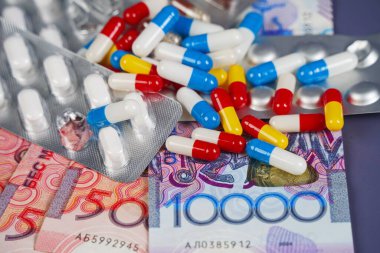 Farklı kapsüller, tabletler ve banknotlar. Artan uyuşturucu fiyatları. Kotalar, sübvanse edilen tıbbi bakım.
