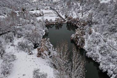 İlk kardan sonra asker gölü. Dağlık bir alanda çeşitli bitkilerle dolu bir göl. Kasım.