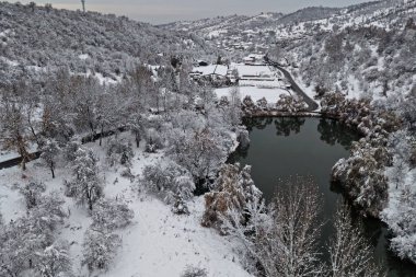 İlk kardan sonra asker gölü. Dağlık bir alanda çeşitli bitkilerle dolu bir göl. Kasım.