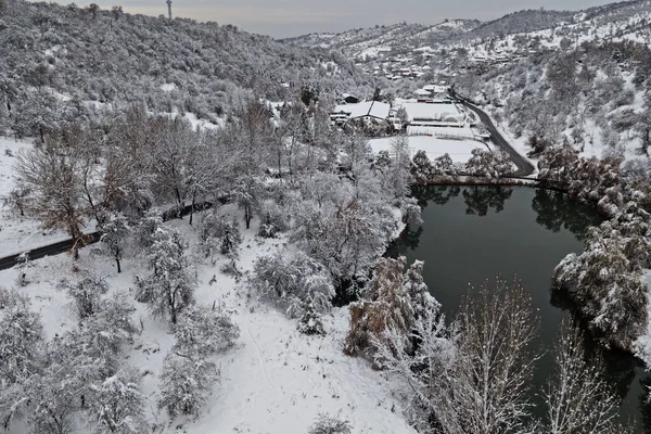 İlk kardan sonra asker gölü. Dağlık bir alanda çeşitli bitkilerle dolu bir göl. Kasım.