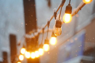 Donmuş, yanmış bir ampul. Sokak lambası. Kar yağışıweather condition.