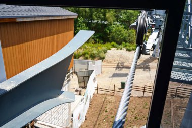 Teleferiğin kabinlerini tutmak için büyük metal bir kablo..