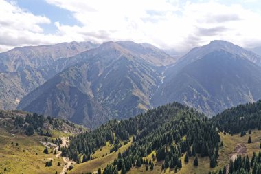 Oi-Karagai Geçidi. Farklı bitki örtüsü olan dağlık bir bölge. Ile-Alatau Milli Parkı.