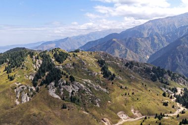 Oi-Karagai Geçidi. Farklı bitki örtüsü olan dağlık bir bölge. Ile-Alatau Milli Parkı.