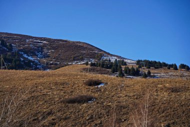 Kaskelen Boğazı. Ile-Alatau Ulusal Doğa Parkı. Farklı bitki örtüsüne sahip dağlık bölge.