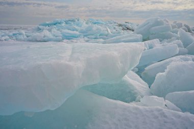 Kapchagai rezervuarındaki Hummocks. Gölü kaplayan buz blokları. Kış zamanı.