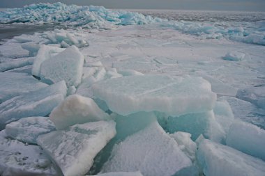 Kapchagai rezervuarındaki Hummocks. Gölü kaplayan buz blokları. Kış zamanı.