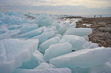 Kapchagai rezervuarındaki Hummocks. Gölü kaplayan buz blokları. Kış zamanı.