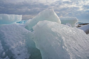 Kapchagai rezervuarındaki Hummocks. Gölü kaplayan buz blokları. Kış zamanı. Almaty, Kazakistan