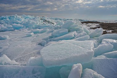 Kapchagai rezervuarındaki Hummocks. Gölü kaplayan buz blokları. Kış zamanı. Almaty, Kazakistan