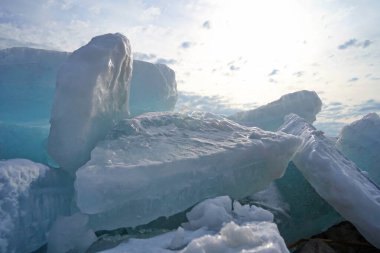 Kapchagai rezervuarındaki Hummocks. Gölü kaplayan buz blokları. Kış zamanı. Almaty, Kazakistan