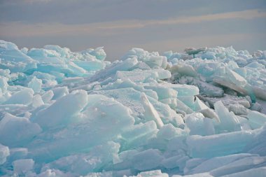 Kapchagai rezervuarındaki Hummocks. Gölü kaplayan buz blokları. Kış zamanı. Almaty, Kazakistan