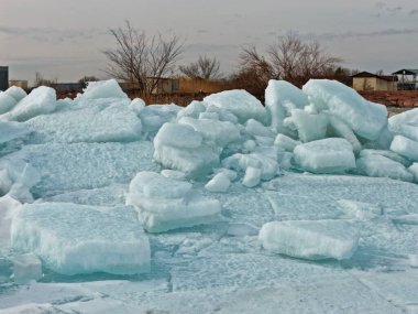 Kapchagai rezervuarındaki Hummocks. Gölü kaplayan buz blokları. Kış zamanı. Almaty, Kazakistan