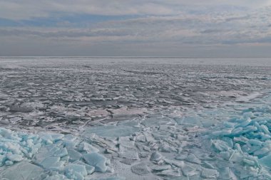 Kapchagai rezervuarındaki Hummocks. Gölü kaplayan buz blokları. Kış zamanı. Almaty, Kazakistan