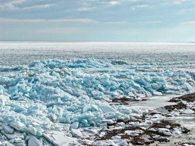 Kapchagai rezervuarındaki Hummocks. Gölü kaplayan buz blokları. Kış zamanı.