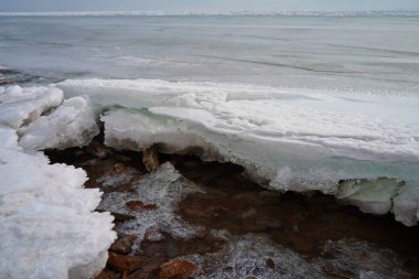 Kapchagai rezervuarındaki Hummocks. Gölü kaplayan buz blokları. Kış zamanı.