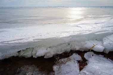 Kapchagai rezervuarındaki Hummocks. Gölü kaplayan buz blokları. Kış zamanı.