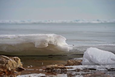 Kapchagai rezervuarındaki Hummocks. Gölü kaplayan buz blokları. Kış zamanı.