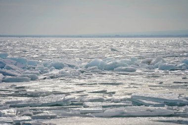 Kapchagai rezervuarındaki Hummocks. Gölü kaplayan buz blokları. Kış zamanı.