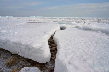 Kapchagai rezervuarındaki Hummocks. Gölü kaplayan buz blokları. Kış zamanı.