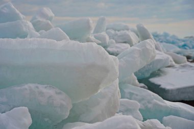Kapchagai rezervuarındaki Hummocks. Gölü kaplayan buz blokları. Kış zamanı.