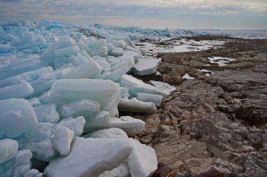 Kapchagai rezervuarındaki Hummocks. Gölü kaplayan buz blokları. Kış zamanı.