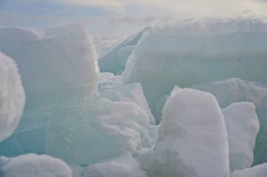 Kapchagai rezervuarındaki Hummocks. Gölü kaplayan buz blokları. Kış zamanı.