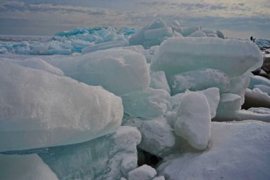Kapchagai rezervuarındaki Hummocks. Gölü kaplayan buz blokları. Kış zamanı.