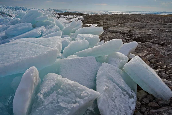 Kapchagai rezervuarındaki Hummocks. Gölü kaplayan buz blokları. Kış zamanı. Almaty, Kazakistan
