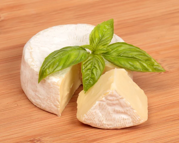 Τυρί Brie με ένα βασιλικό — Φωτογραφία Αρχείου