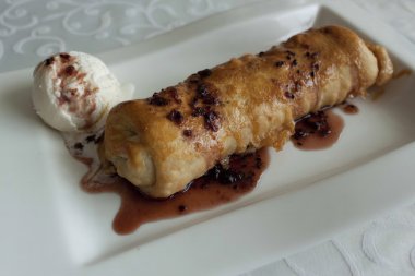 Beyaz peynirli Yunan salatası.