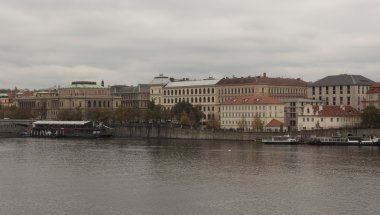 Prag'da Vltava Nehri'nin dolgu