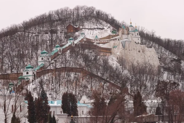 Kostel svatého Mikuláše na křídu hill Svjatogorsk — Stock fotografie