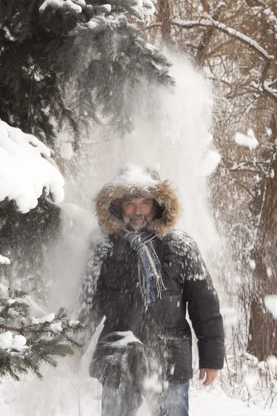 Člověk stojí na sněhu — Stock fotografie