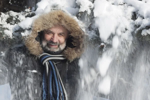 Un uomo sta sulla neve — Foto Stock