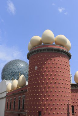 Parçası üzerinde Figueros Salvador Dali Müzesi binasının