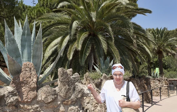 Femme mûre dans un foulard blanc souriant — Photo