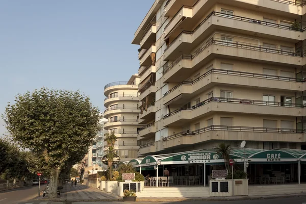 Vliegtuig straat in Calella in de ochtend — Stockfoto