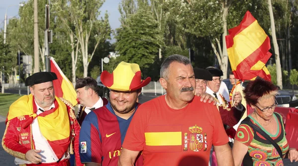 Hinchas españoles no identificados antes del partido de la UEFA EURO 2012 en —  Fotos de Stock