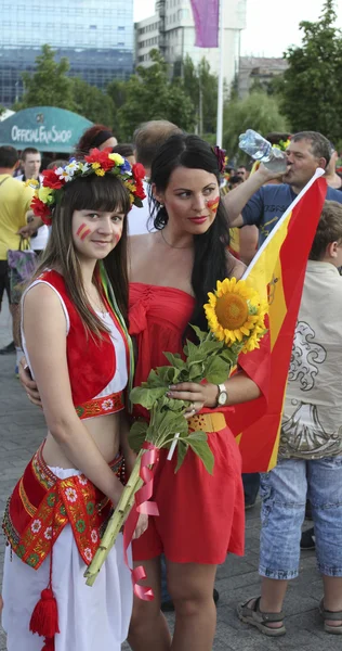 Aficionadas españolas y ucranianas no identificadas antes de la UEFA — Foto de Stock