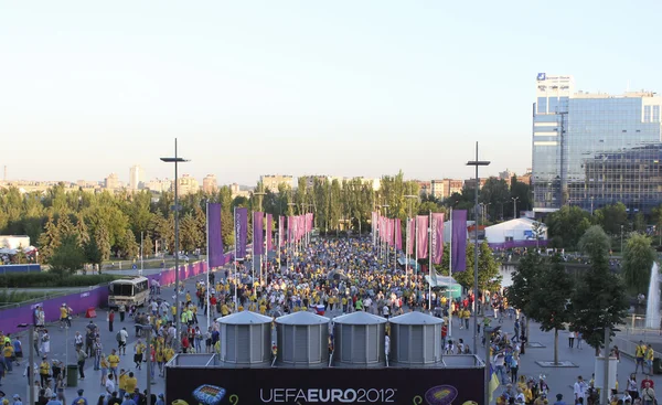 Fanów przejść do meczu Euro 2012 w Doniecku w Donbass Arena — Zdjęcie stockowe