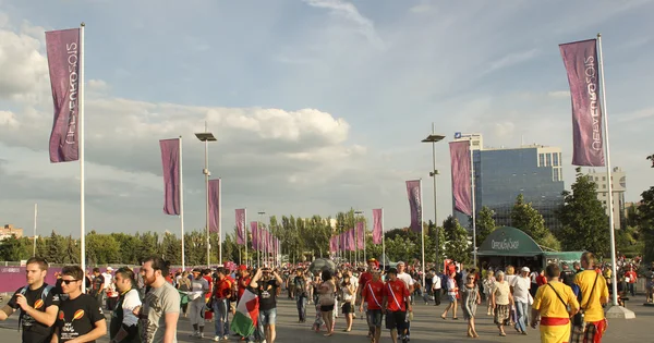 Os fãs vão para a partida EURO 2012 em Donetsk na Donbass Arena — Fotografia de Stock