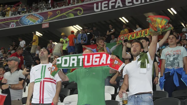 Kimliği belirsiz Portekiz futbol taraftarları 2012 Avrupa Futbol Şampiyonası önce eşleşmesi — Stok fotoğraf