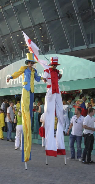 Unidentified Ukrainian and English soccer fans in the colors of — Stock Photo, Image