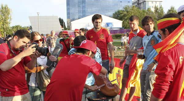 Unidentified Spanish soccer fans regale jamon before UEFA EURO 2 — Stock Photo, Image