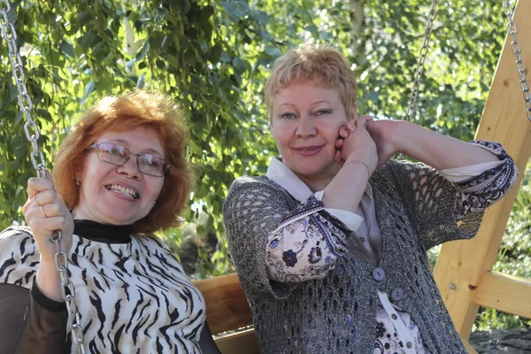 Dos mujeres de mediana edad — Foto de Stock