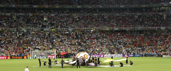 A cerimônia de abertura do Euro 2012 em Donetsk antes do jogo Espanha vs. França no Donbas Arena em 23 de junho de 2012 . — Fotografia de Stock